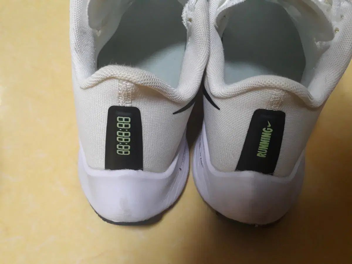 ランニングシューズ