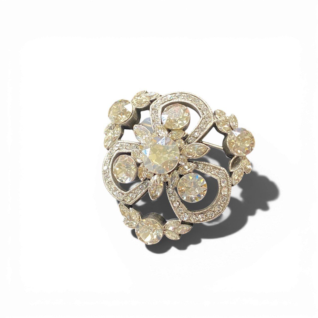 FOXEY フラワーモチーフ フォクシー　ピンブローチ　シルバー　ラインストーン a5 FOXEY フォクシー ブローチ ラインストーン フラワーモチーフ