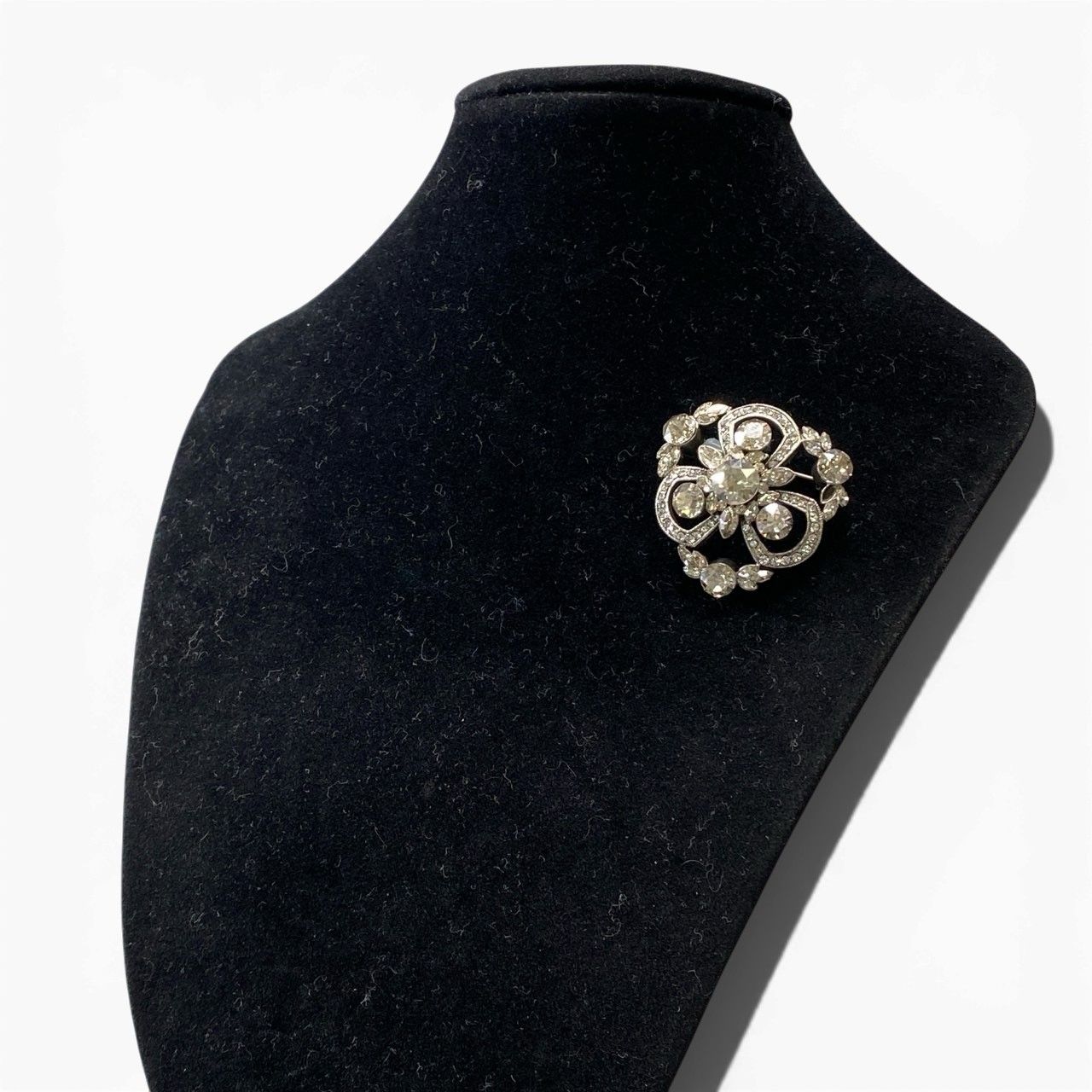 【極美品✨希少】　FOXEY ラインストーン フラワーモチーフ ブローチ a5 FOXEY フォクシー ブローチ ラインストーン フラワーモチーフ