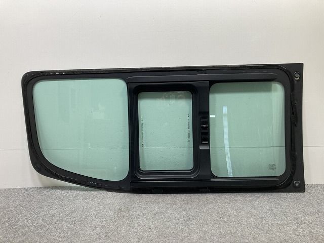 日産　キャラバン　右スライドドアガラス　NV350 E26 キャラバン NV350 E26 純正 右 スライドドア ガラス クォーターガラス