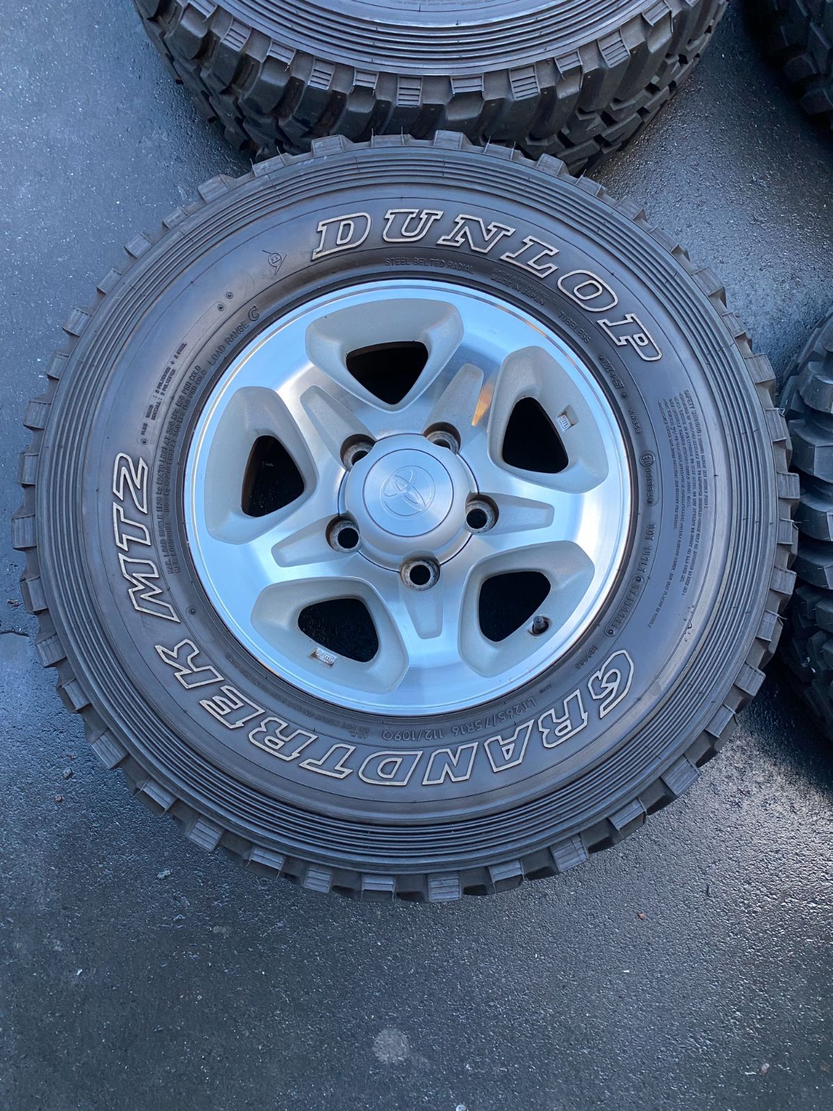 ランクル７６ ホイール DUNLOP MT２ LT 265 75 R 16 ４本セット