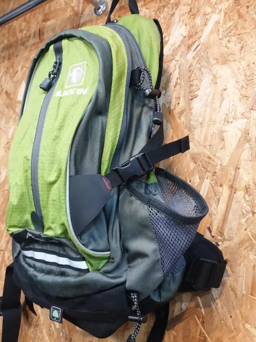 ブラックヤク 登山 リュックサック グリーン色 ビアンカ 28 L レインコートあり