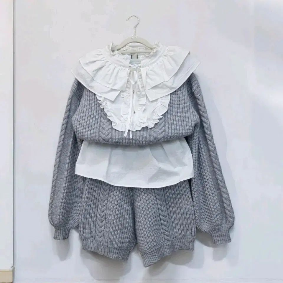 フリルブラウス ケーブルニット ハーフパンツ セット