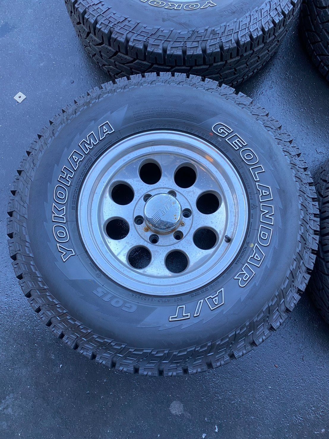 ミッキートンプソン １６インチ A T 285 75 R 16 ４本