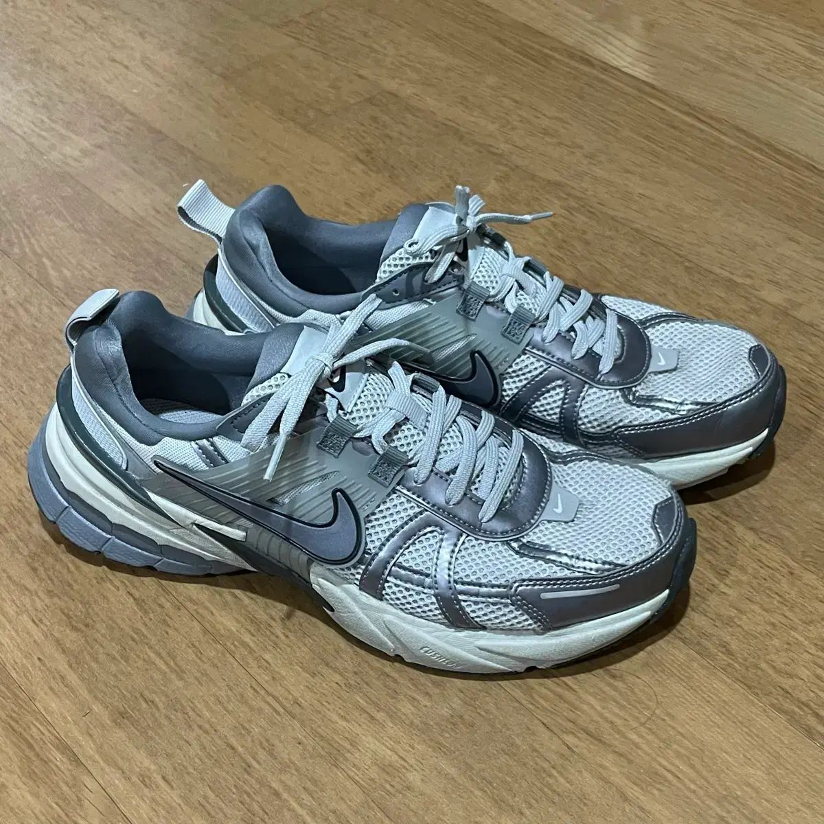 ナイキ V 2 K ランニングシューズ ウルフグレー 280