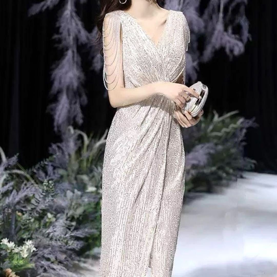 スパンコールの煌びやかなVネックの長袖イブニングドレス♩.• スパンコールの煌びやかな イブニングドレス - メルカリ