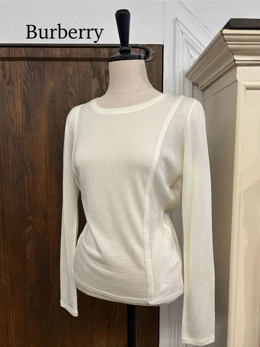 バーバリー アイボリー テンセルTシャツ