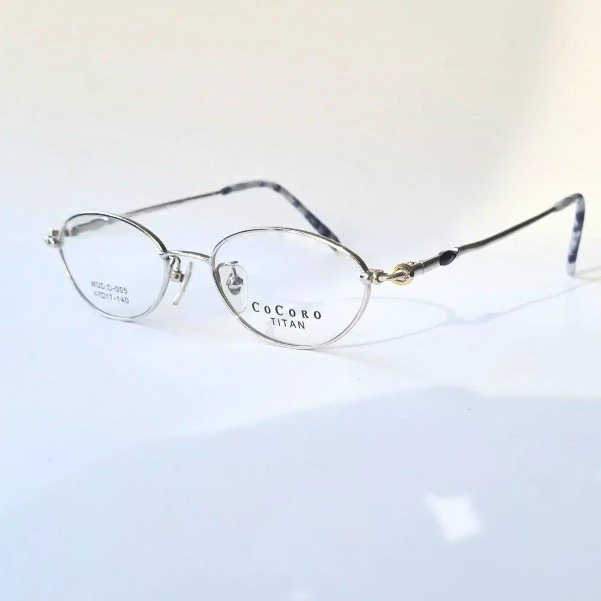 Classicなムードのオーヴァル型Titanium