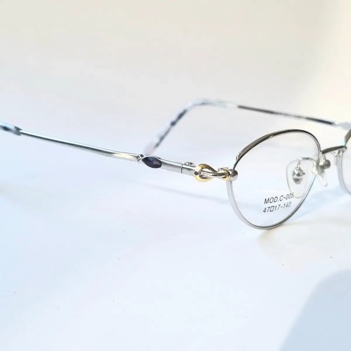 Classicなムードのオーヴァル型Titanium メガネフレーム
