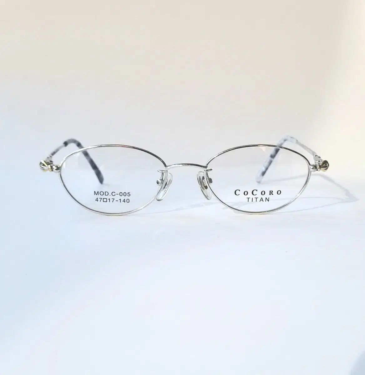 Classicなムードのオーヴァル型Titanium メガネフレーム