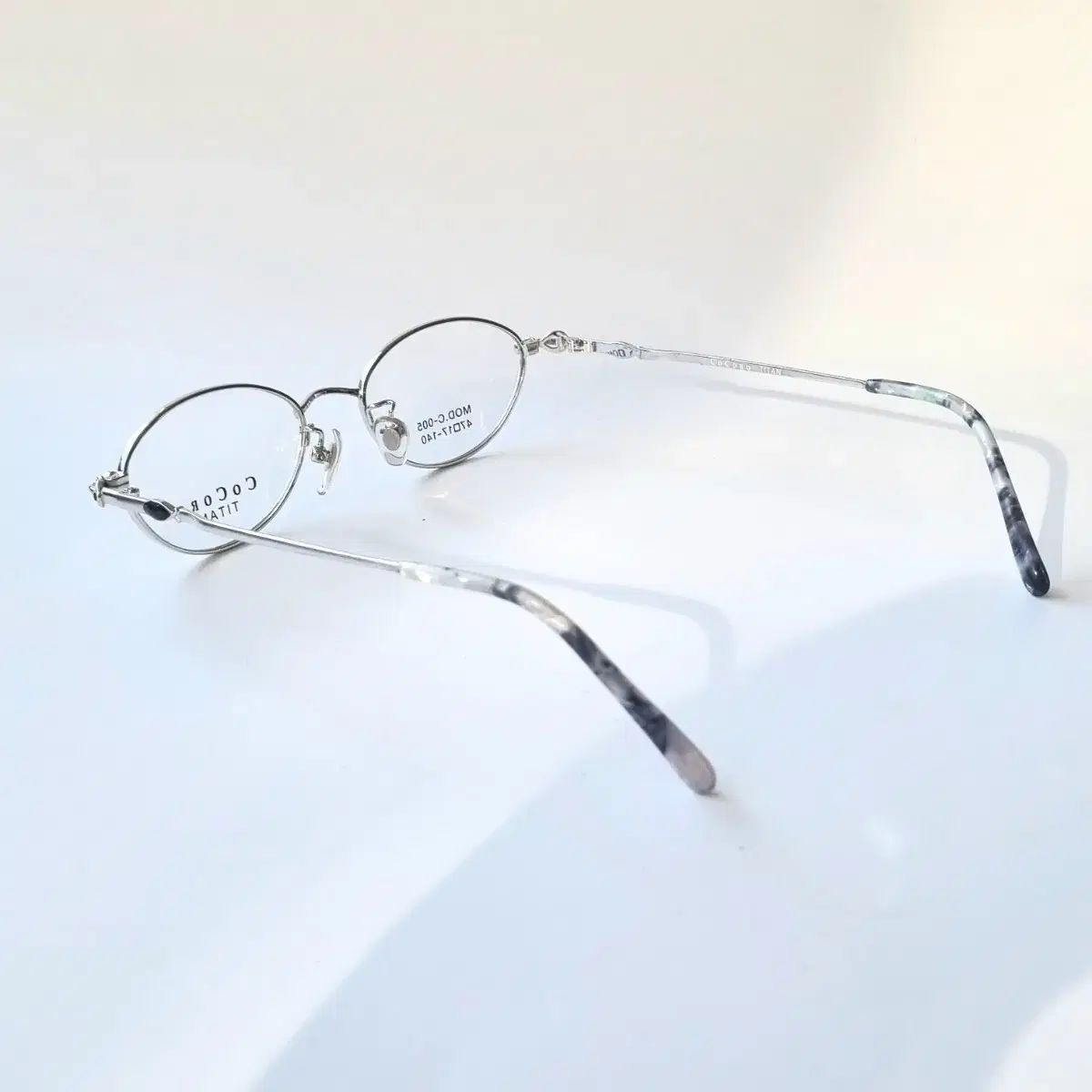  Classicなムードのオーヴァル型Titanium メガネフレーム サングラス 小物