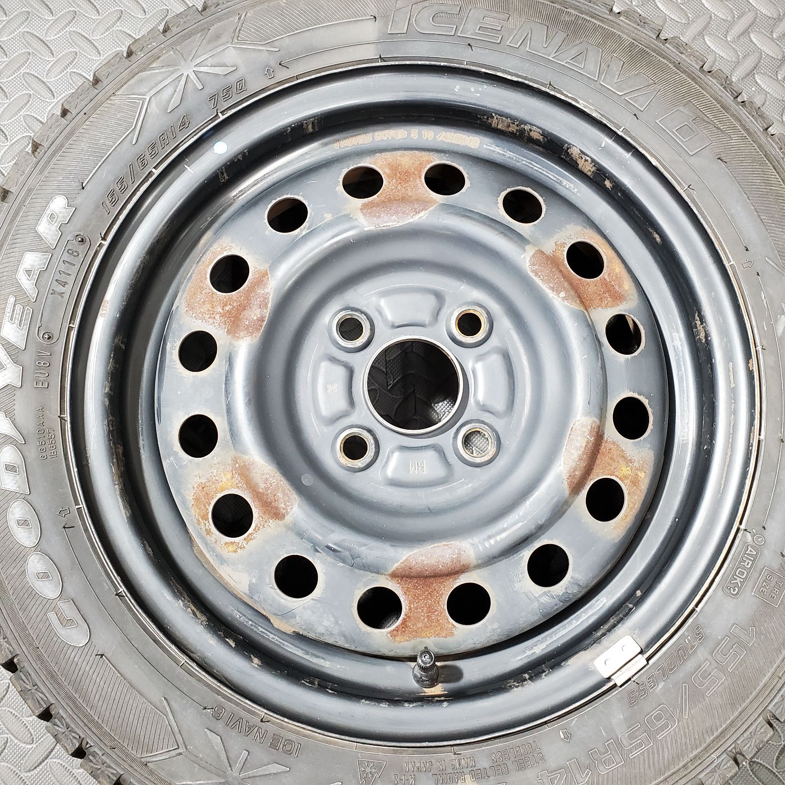 18年 16年製 155 65 R 14 グッドイヤー アイスナビ6 スズキ アルト ワゴンR スペーシア スタッドレスタイヤ 1324