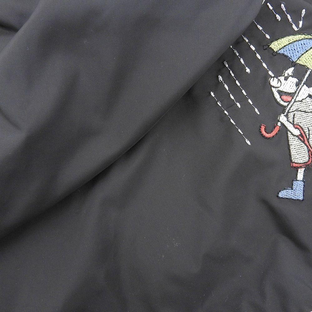 美品✨アルベロベロ　レインコート　ブラック　ぶたさん　総柄　刺繍 OLLEBOREBLA アルベロベロ ナイロン 豚さん ブタさん 刺繍 ジップ