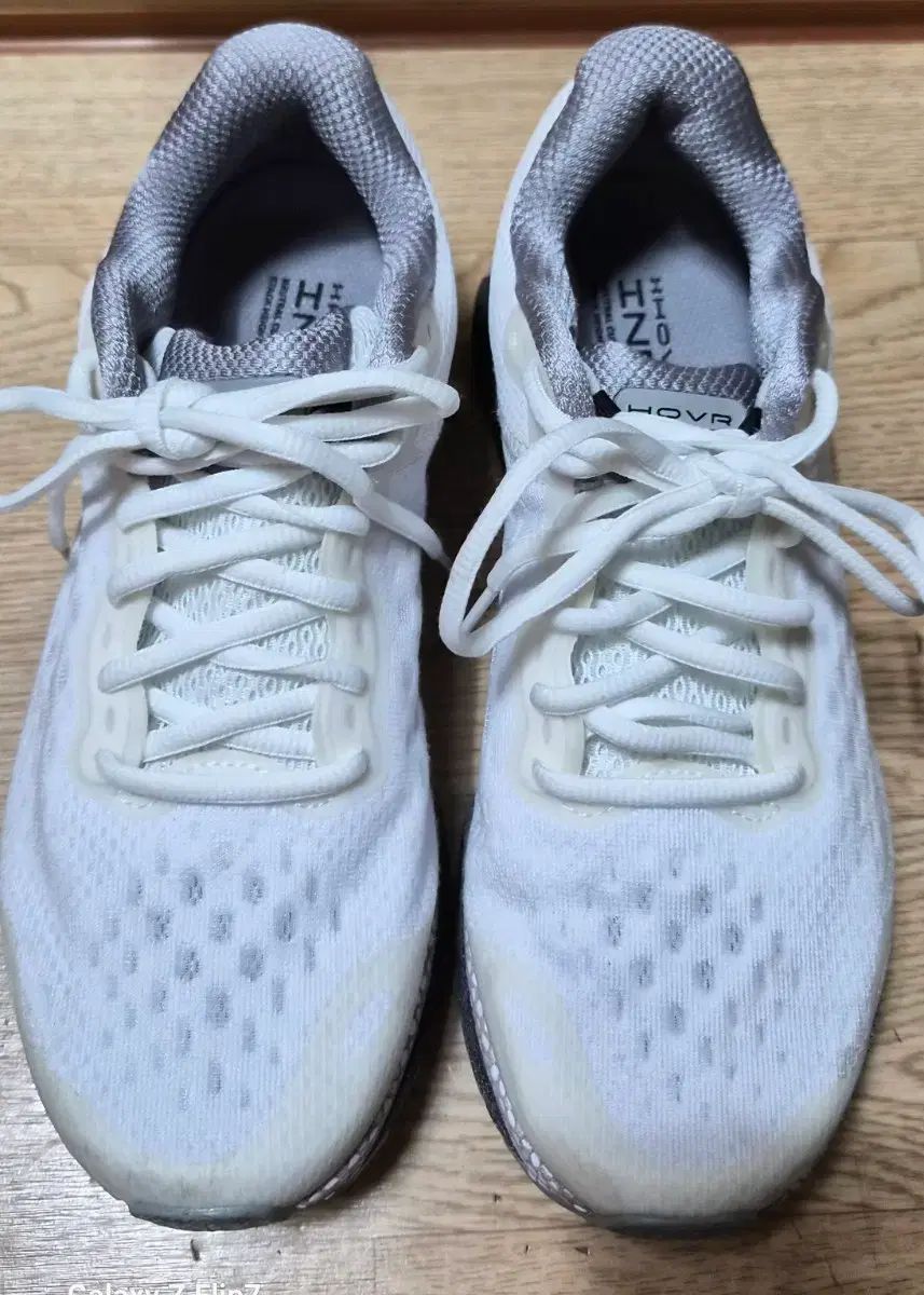 アンダーアーマー HOVR 白 ランニングシューズ