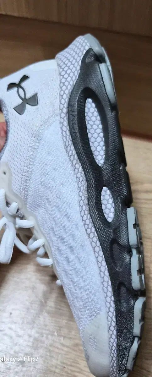 アンダーアーマー HOVR 白 ランニングシューズ