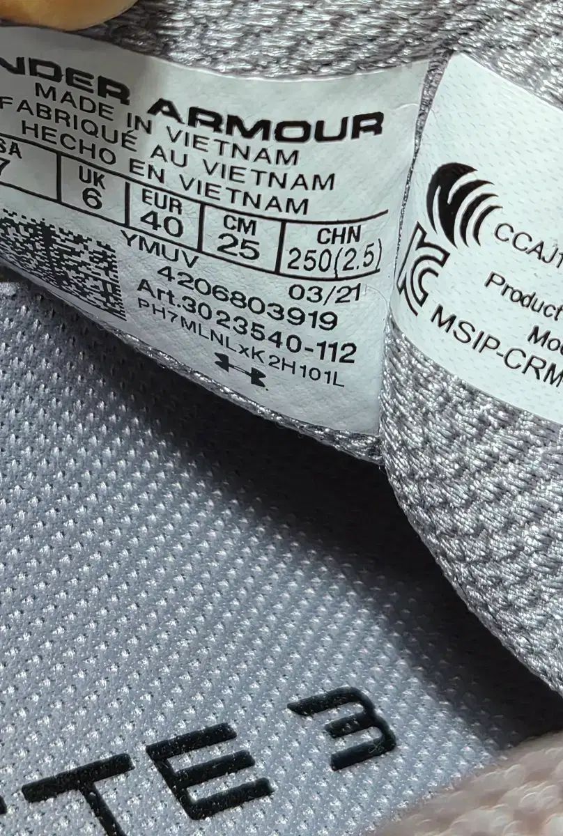  アンダーアーマー HOVR 白 ランニングシューズ 登山靴 トレッキングシューズ アウトドアシューズ