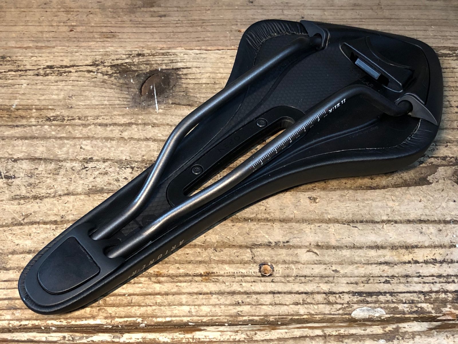 フィジークの定番サドル!! アリオネ キウム サドル (ブラック) JQ753 フィジーク fizik アリオネ ARIONE R3 OPEN サドル Regular 黒