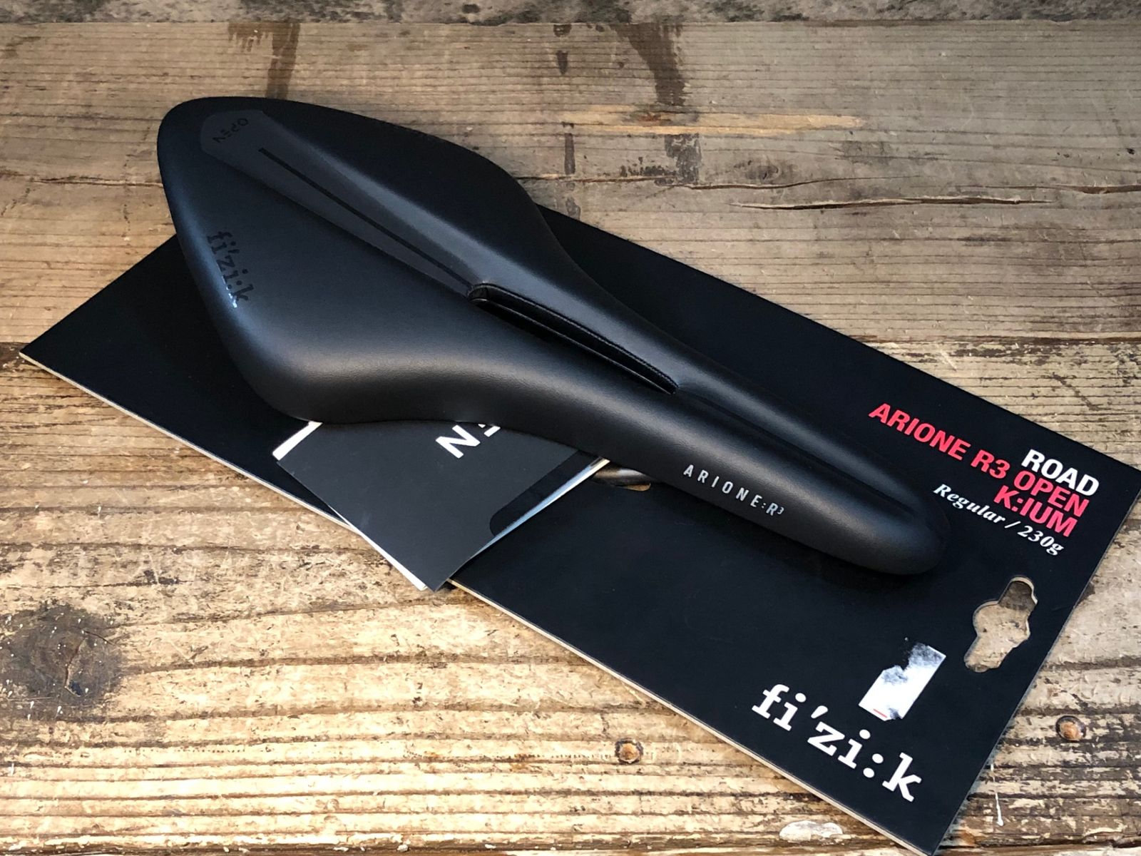 フィジーク　アリオネopen R3. ブラック フィジーク：新製品情報》 fi'zi:k 解剖学的カットアウトで快適性を