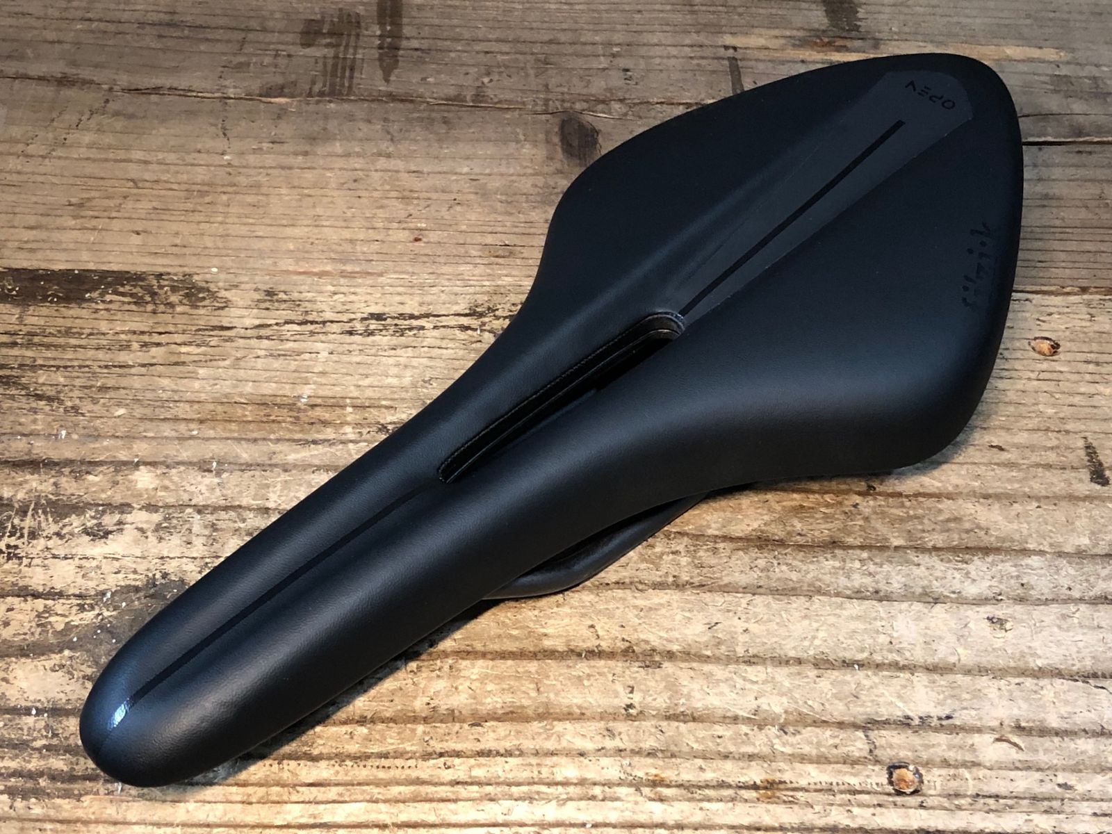 フィジークの定番サドル!! アリオネ キウム サドル (ブラック) JQ753 フィジーク fizik アリオネ ARIONE R3 OPEN サドル Regular 黒