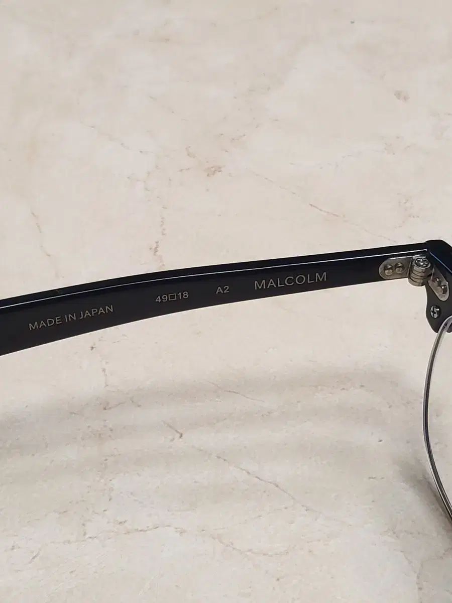  TART OPTICAL ARNEL タート オプティカル アーネル マルコム A 2 メガネフレームとクリップオン サングラス含む サングラス 小物