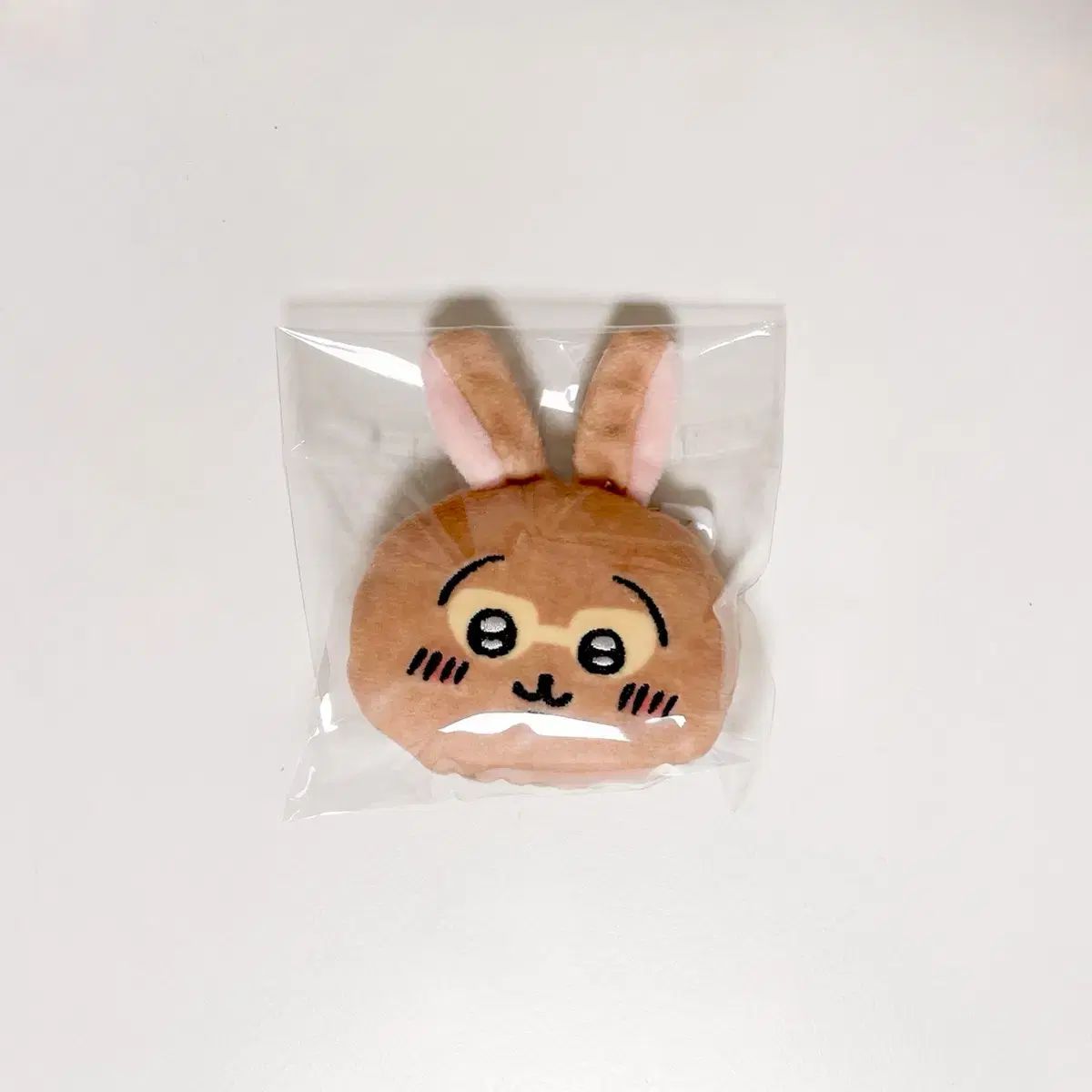 ちいかわ観光ノベルティ 썬탠 タン うさぎ顔 ぬいぐるみ バッジ