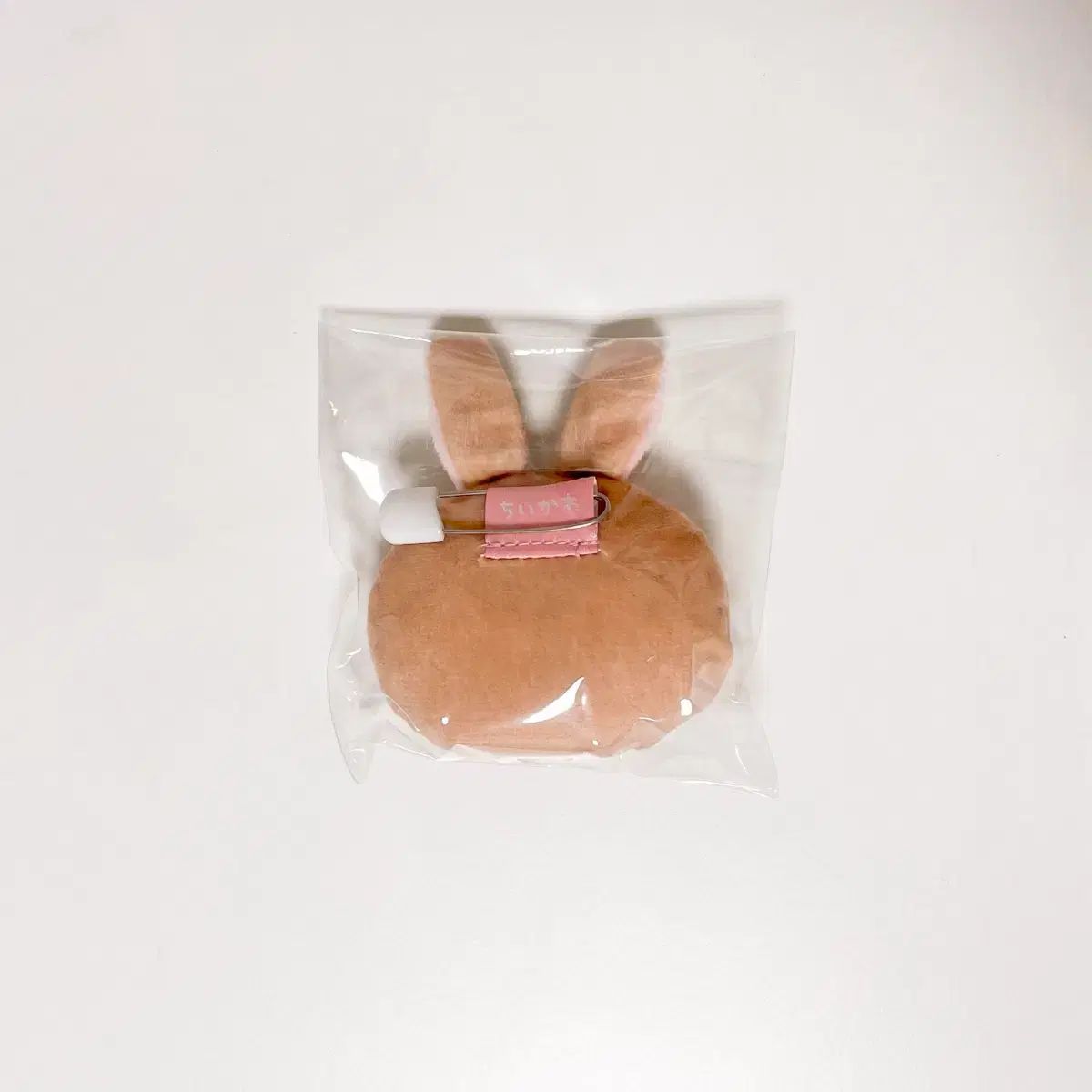 ちいかわ観光ノベルティ 썬탠 タン うさぎ顔 ぬいぐるみ バッジ