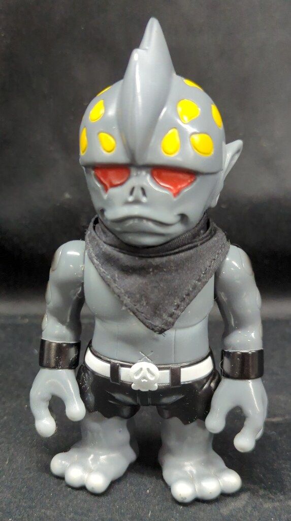 REALHEAD ミュータントHEAD グレー成型 白 黄色 黒ズボン 赤目