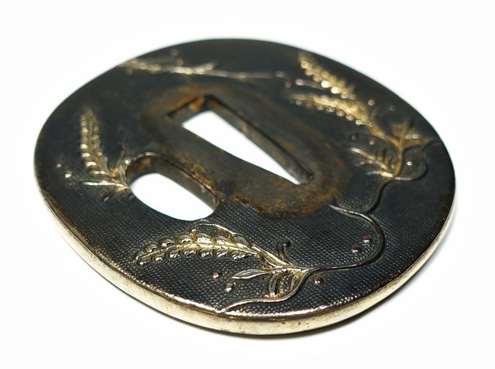 ☆赤銅魚子地竪丸形藤図鐔 無銘 高肉彫 金銀象嵌 銀覆輪 片櫃孔 鍔 刀