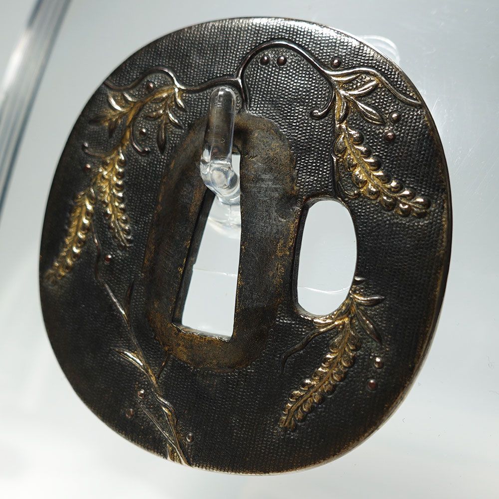 ☆赤銅魚子地竪丸形藤図鐔 無銘 高肉彫 金銀象嵌 銀覆輪 片櫃孔 鍔 刀