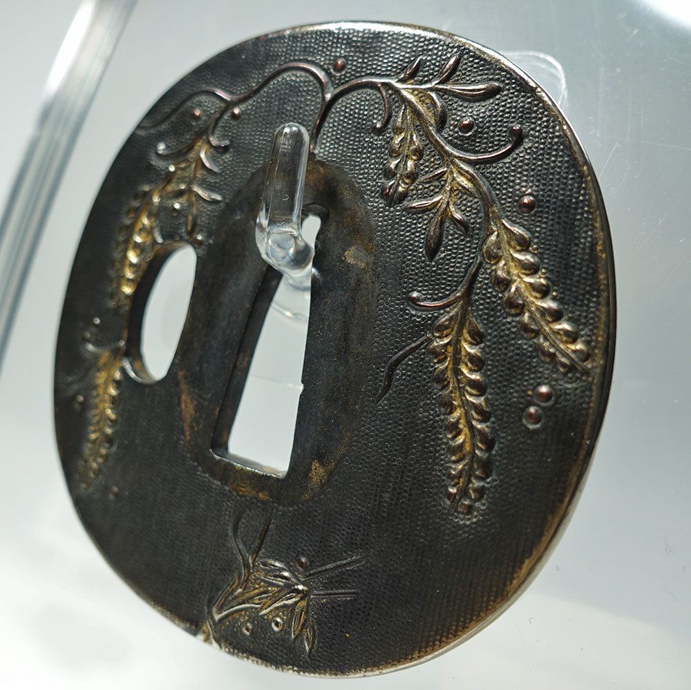 ☆赤銅魚子地竪丸形藤図鐔 無銘 高肉彫 金銀象嵌 銀覆輪 片櫃孔 鍔 刀