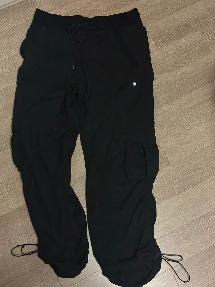 ルルレモン ブラック シャーリング カーゴ ジョガーパンツ