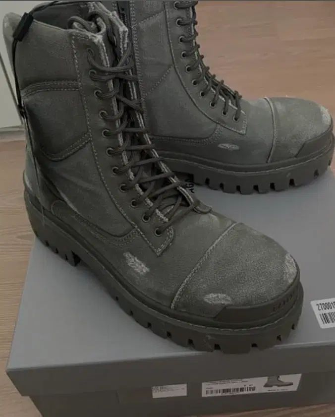 バレンシアガ コンバットストライク ブーツ カーキ