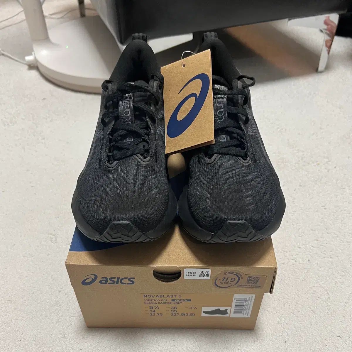 アシックス ノヴァブラスト5 ブラック キャリアー グレー 227 5 サイズ