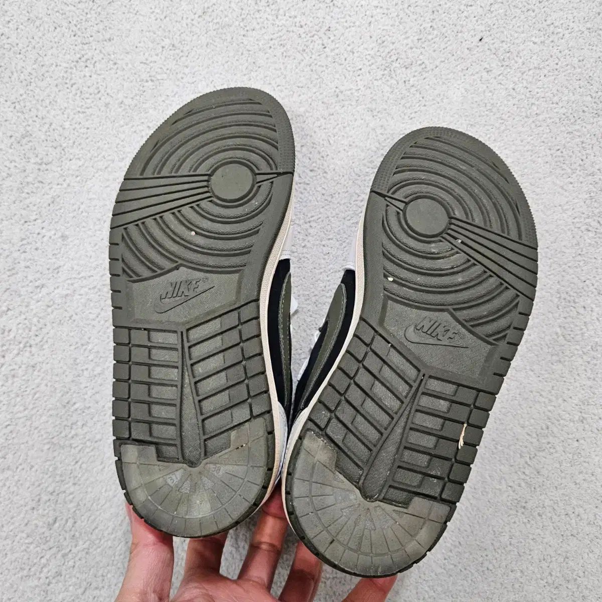  ジョーダン1 トラヴィススコット 235 オリーブ スニーカー 靴