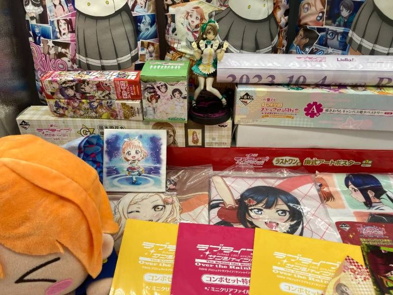 大量　アニメグッズ　まとめ売りセット　アイナナ ラブライブ 大量まとめ】ラブライブ グッズ 約4.5kg フィギュア/クッション/紙類
