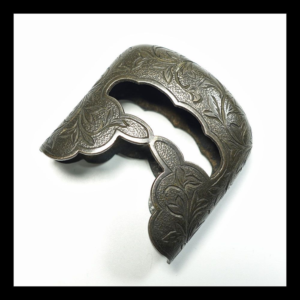 ☆鐺（こじり） 朧銀製 無銘 小尻 コジリ 毛彫 唐草文 石突金物 刀装