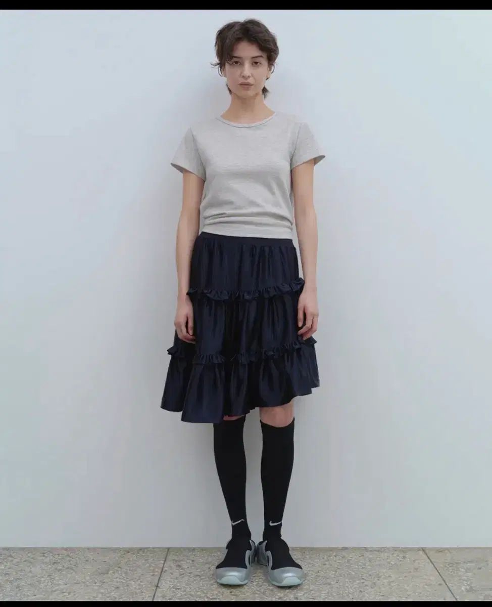 新商品 MILLO ARCHIVE ウィメンズ ラッフル サテン ミディ スカート ネイビー