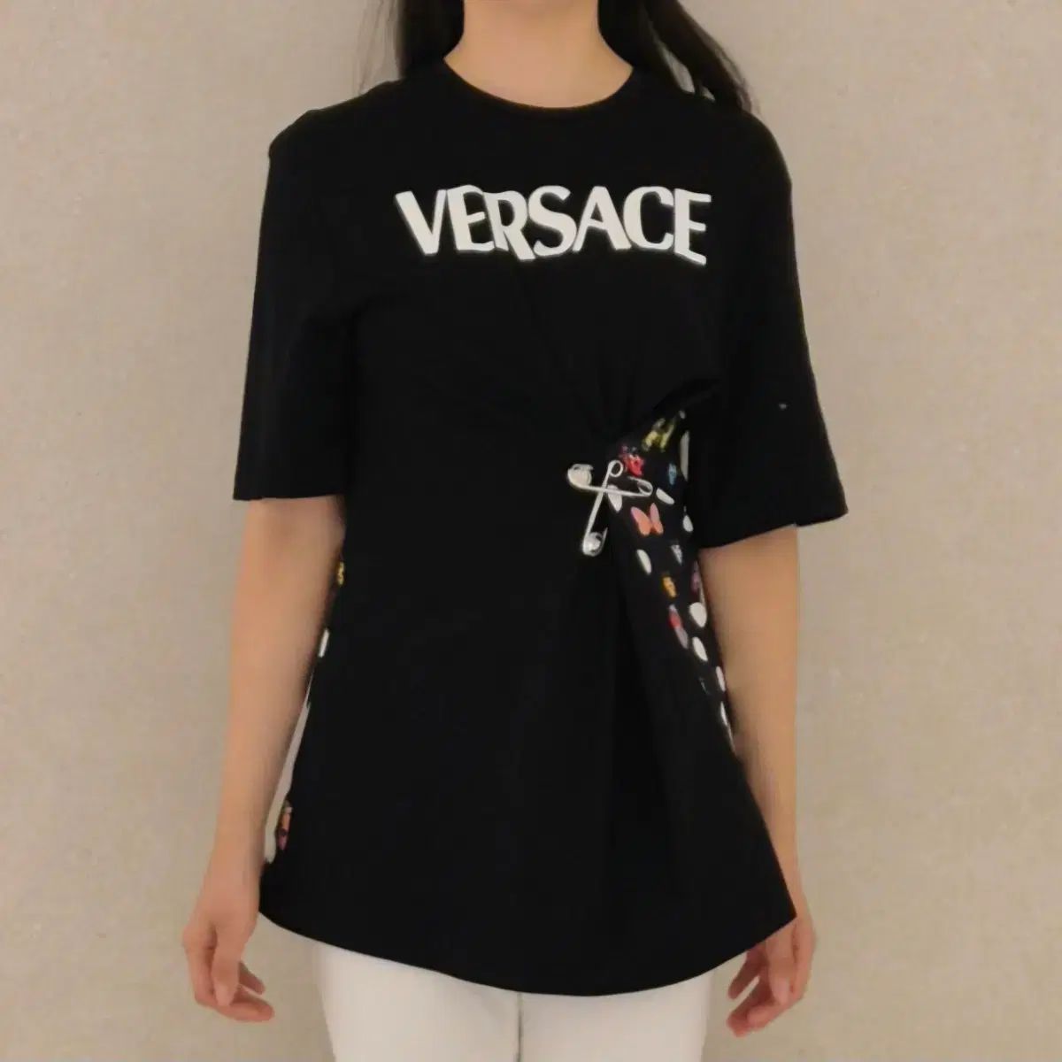 ヴェルサーチェ ドゥアリーファ バタフライ セイフティー ピン Tシャツ