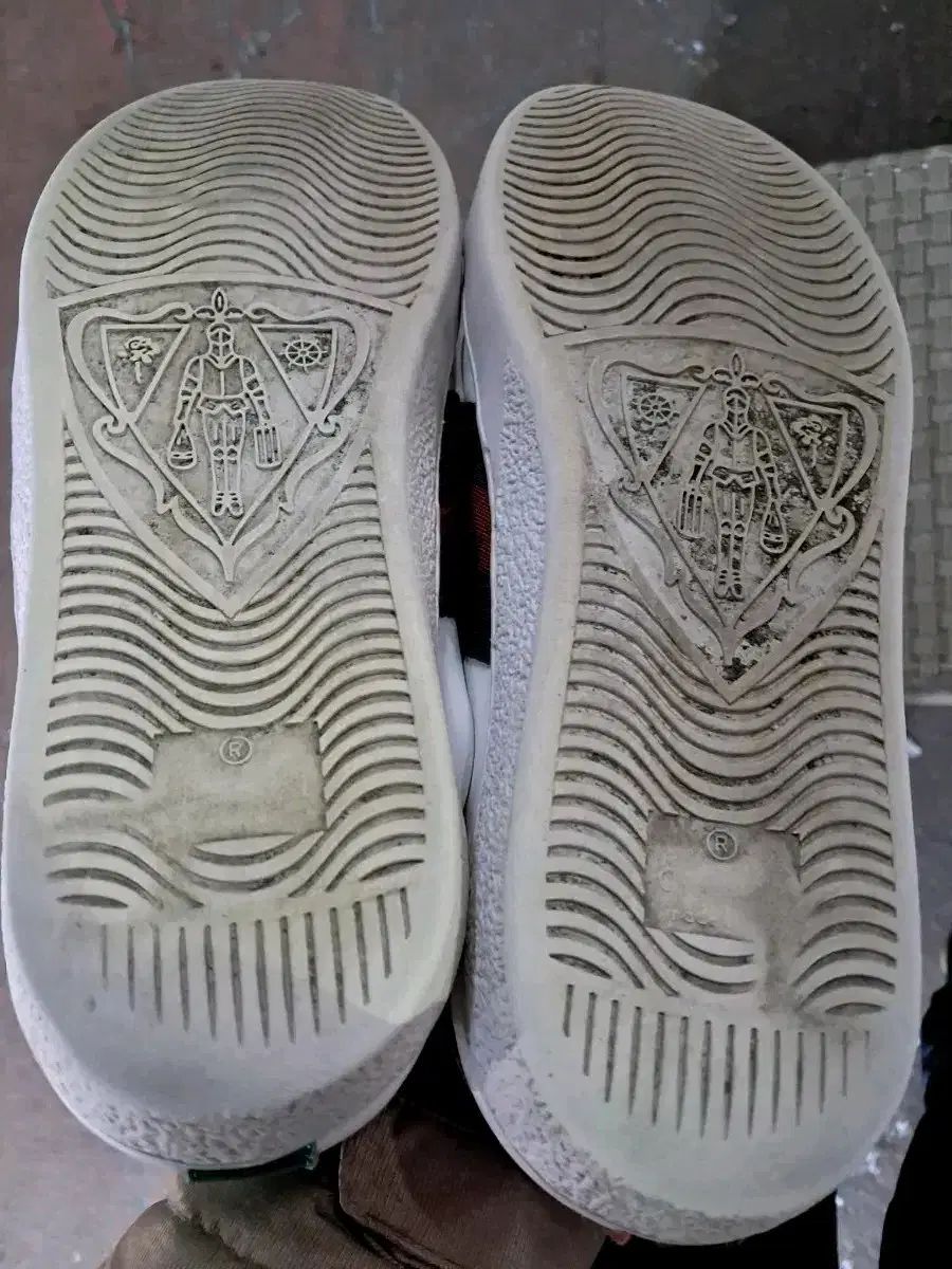 グッチ スネーク プリント 白 スニーカー 41 260 265 - メルカリ