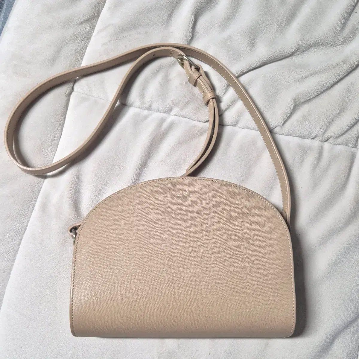 A P C ハーフムーン ベージュ バッグ