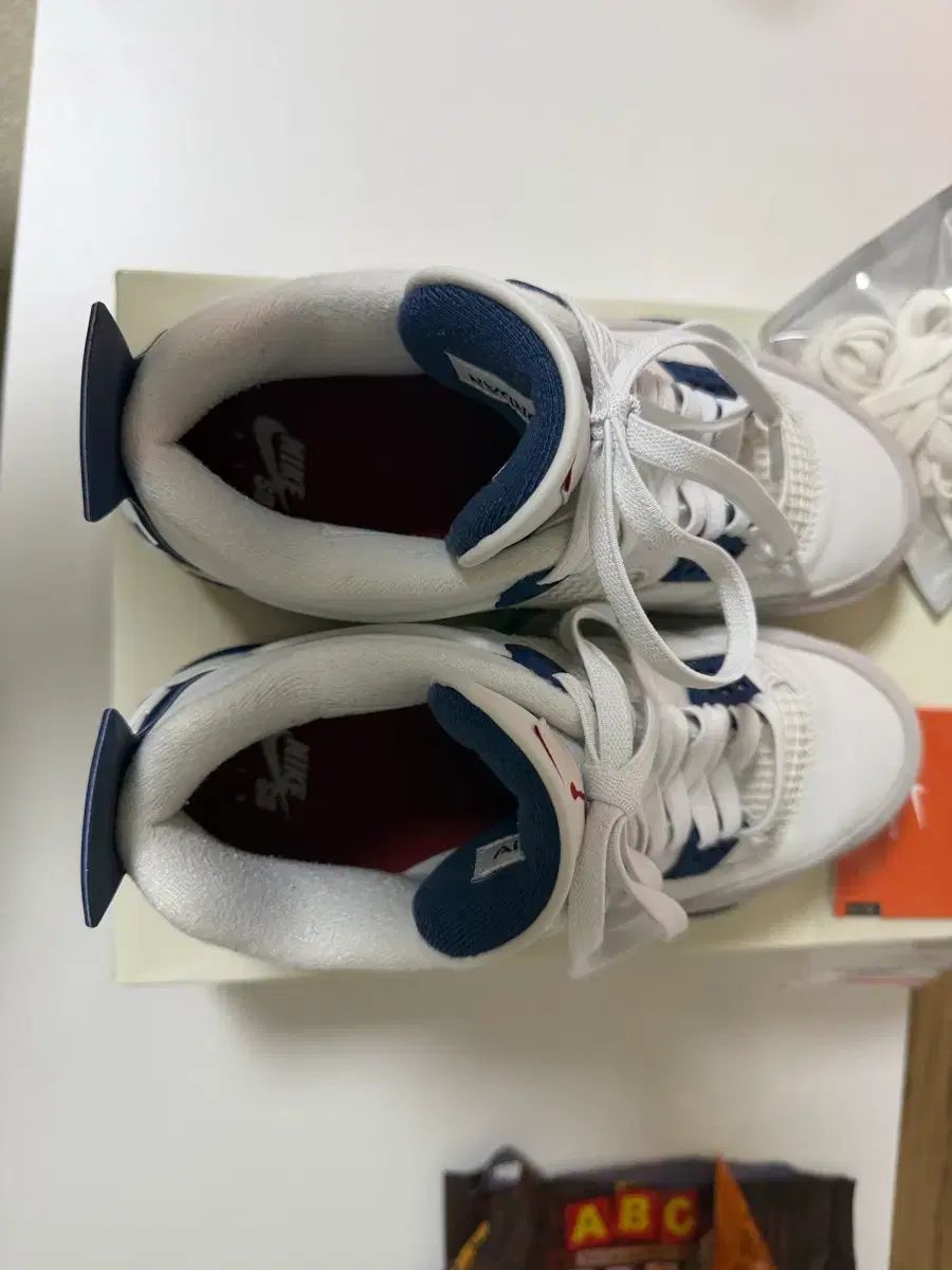  2回着 マン250 ジョーダン 4 SB ネイビー スニーカー 靴