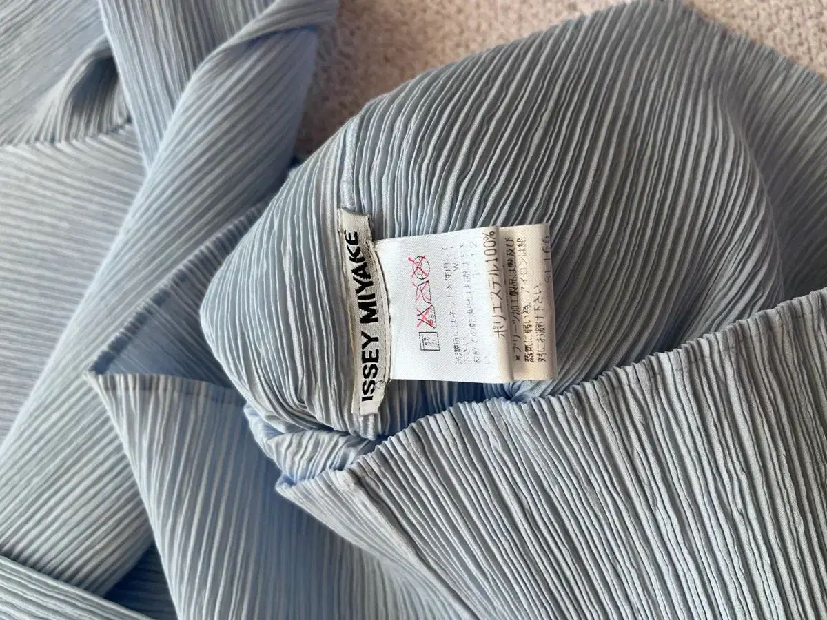 プリーツ長袖Tシャツ