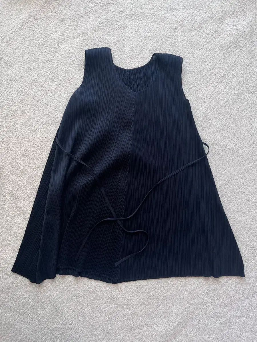 プリーツ長袖Tシャツ