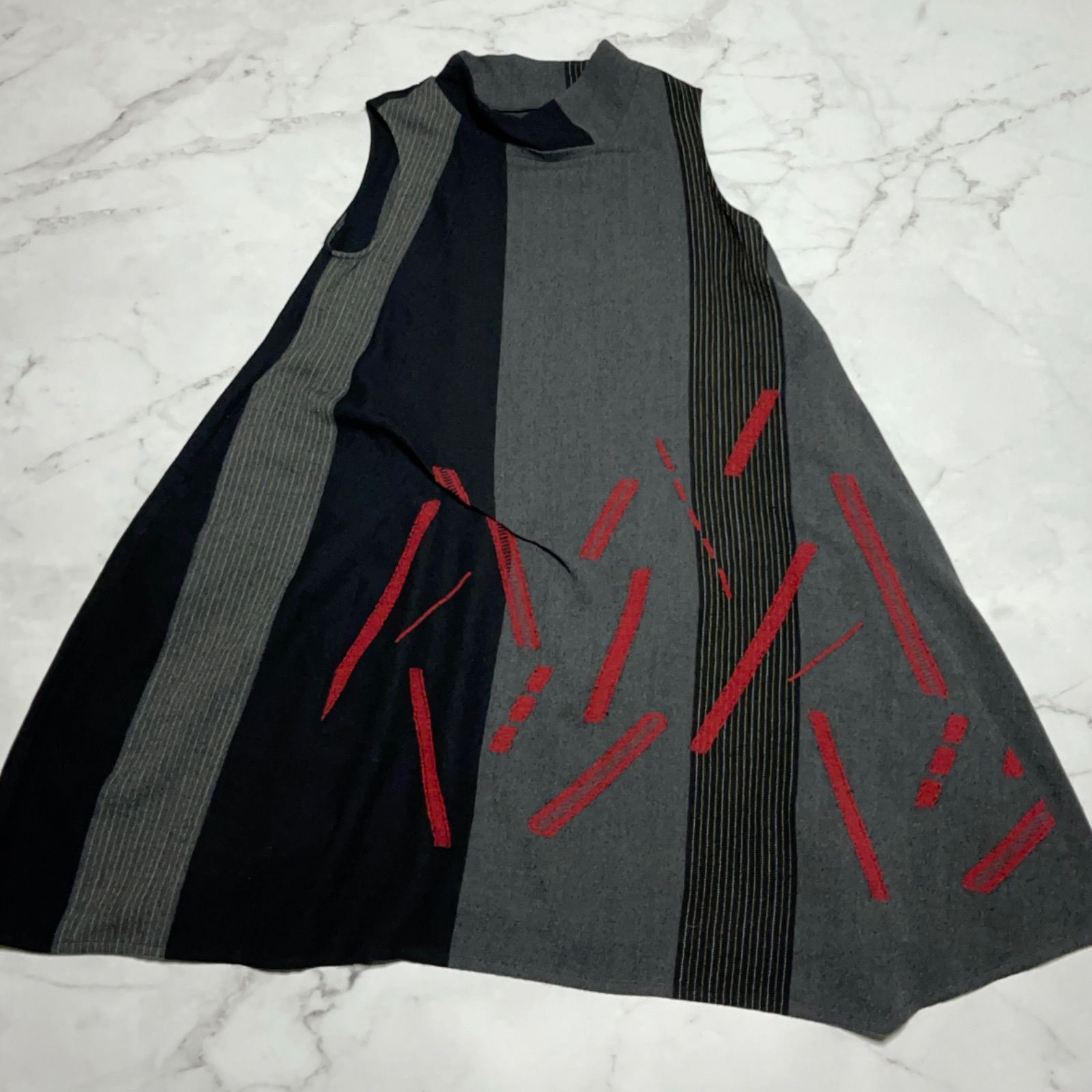 慈雨 近年モデル 変形 アシンメトリー ストライプ 日本製 ハイネック ウール ナイロン ブラック グレー レッド ノースリーブ ワンピース レディース