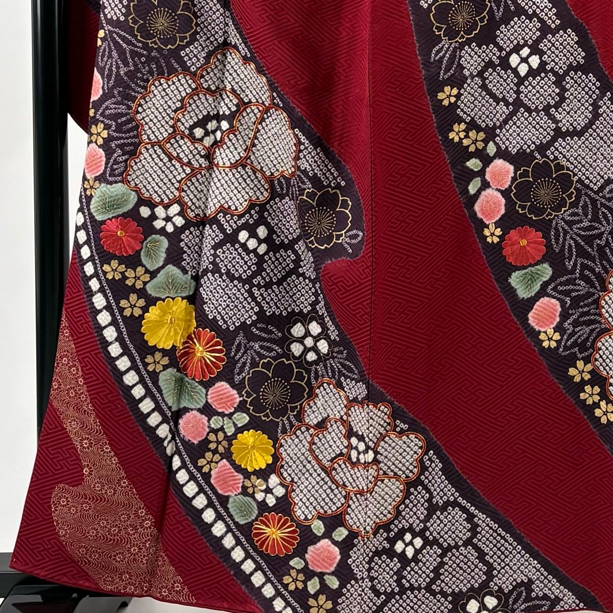 振袖 身丈160 cm 裄丈65 5 M 袷 牡丹 菊 金糸 絞り えんじ色 正絹 名品