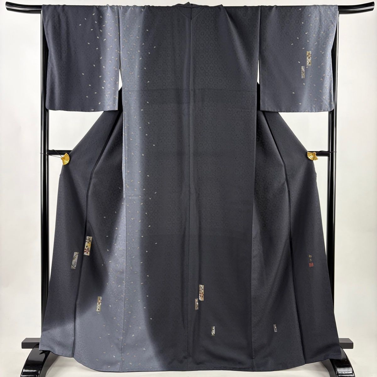 作家物 訪問着 桜花びら 金彩 黒にグレーのぼかし染め 花びらの地紋 落款 袷 作家物 訪問着 桜花びら 金彩 黒にグレーのぼかし染め 花びらの地紋