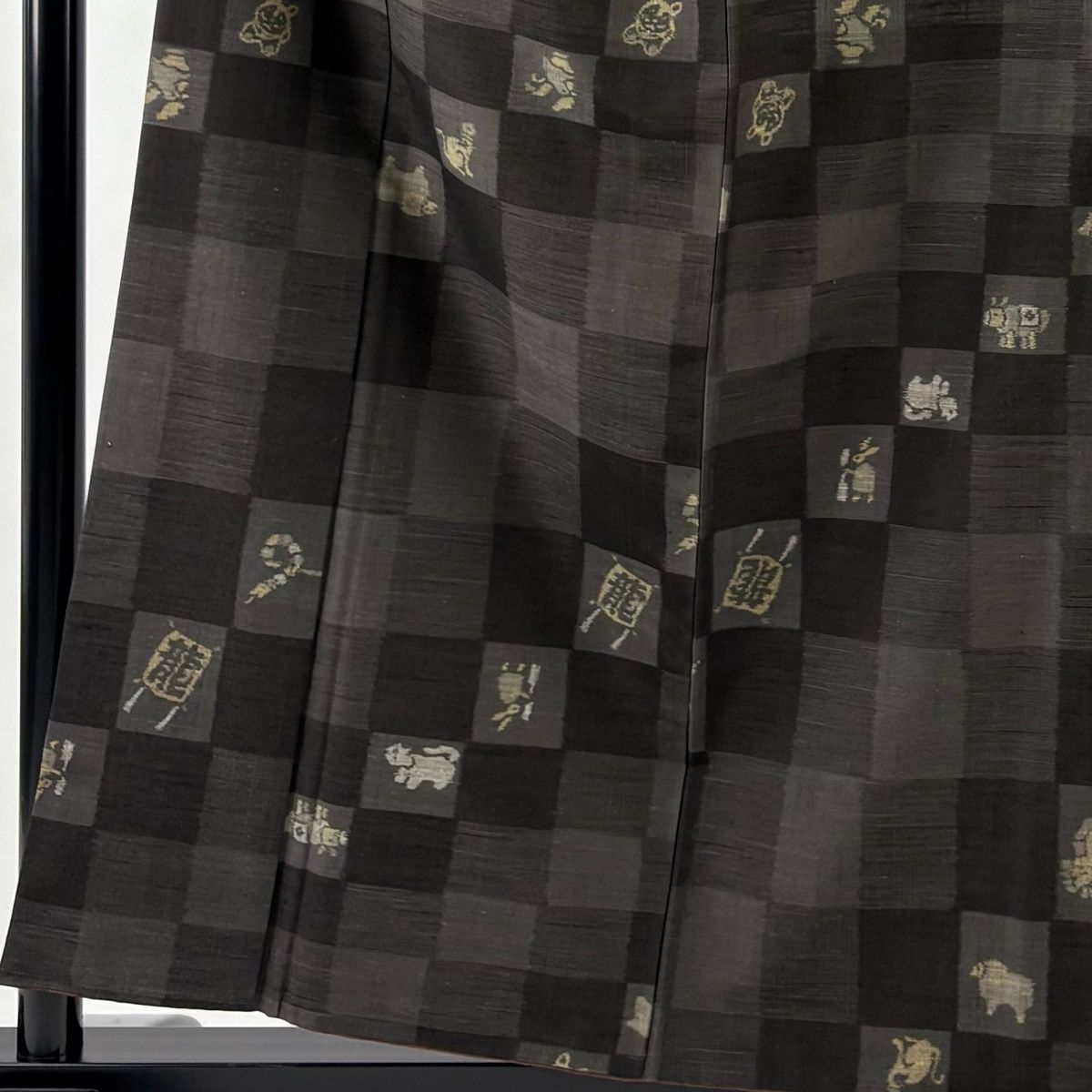 紬 身丈158 cm 裄丈64 M 袷 市松 干支柄 黒灰 正絹 名品