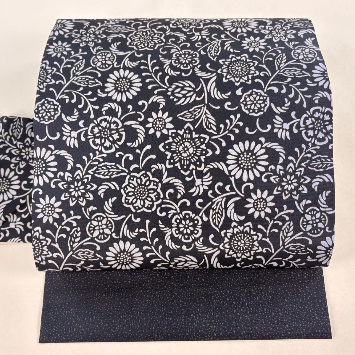 名古屋帯 秀品 落款 伊勢型染 草花 灰色 正絹