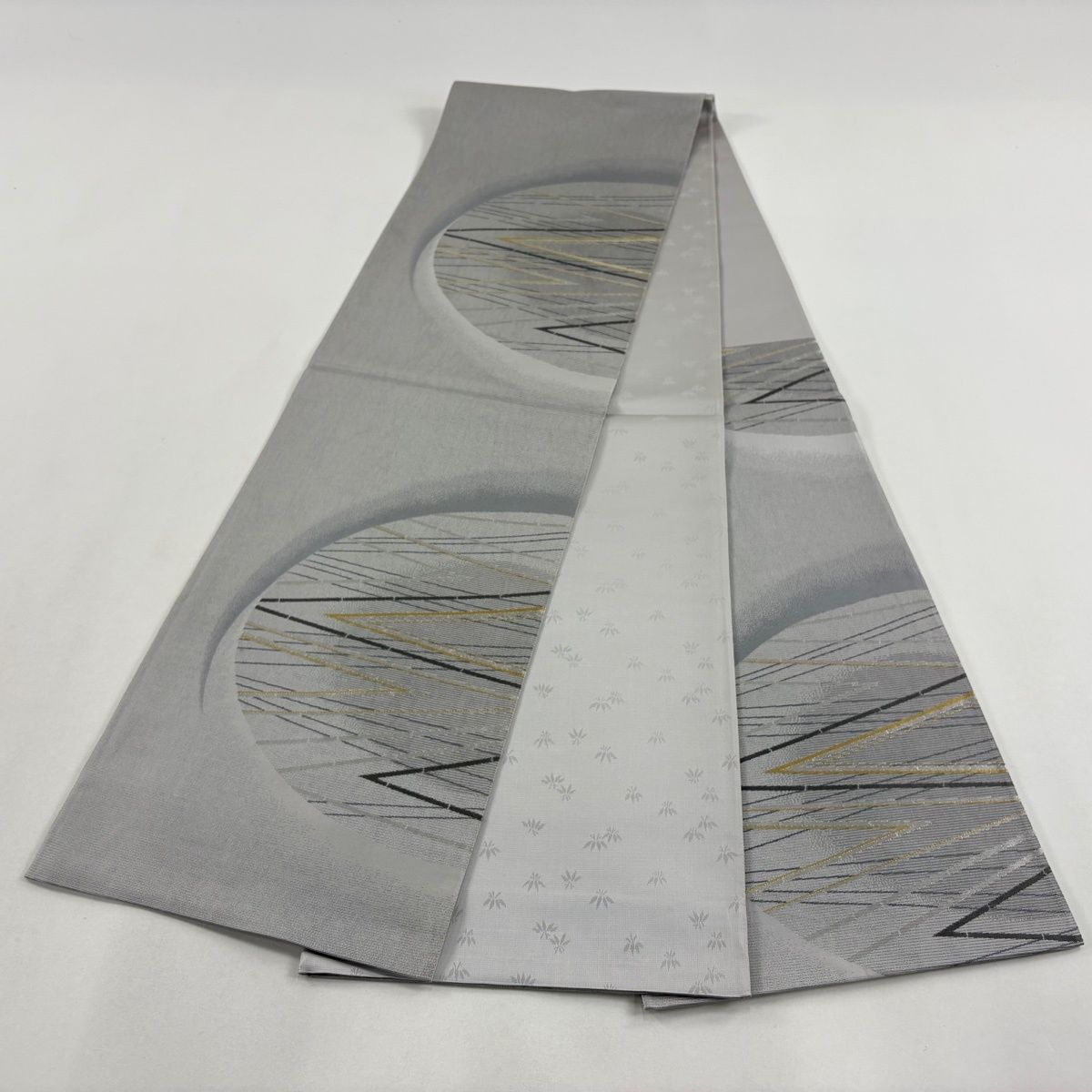 ［ 袋帯 ］正絹　グレー　灰色　シルバー　銀糸　幾何学　規則的な柄 美品】 袋帯 秀品 幾何学 金銀糸 灰色 六通 正絹 【中古】 - メルカリ