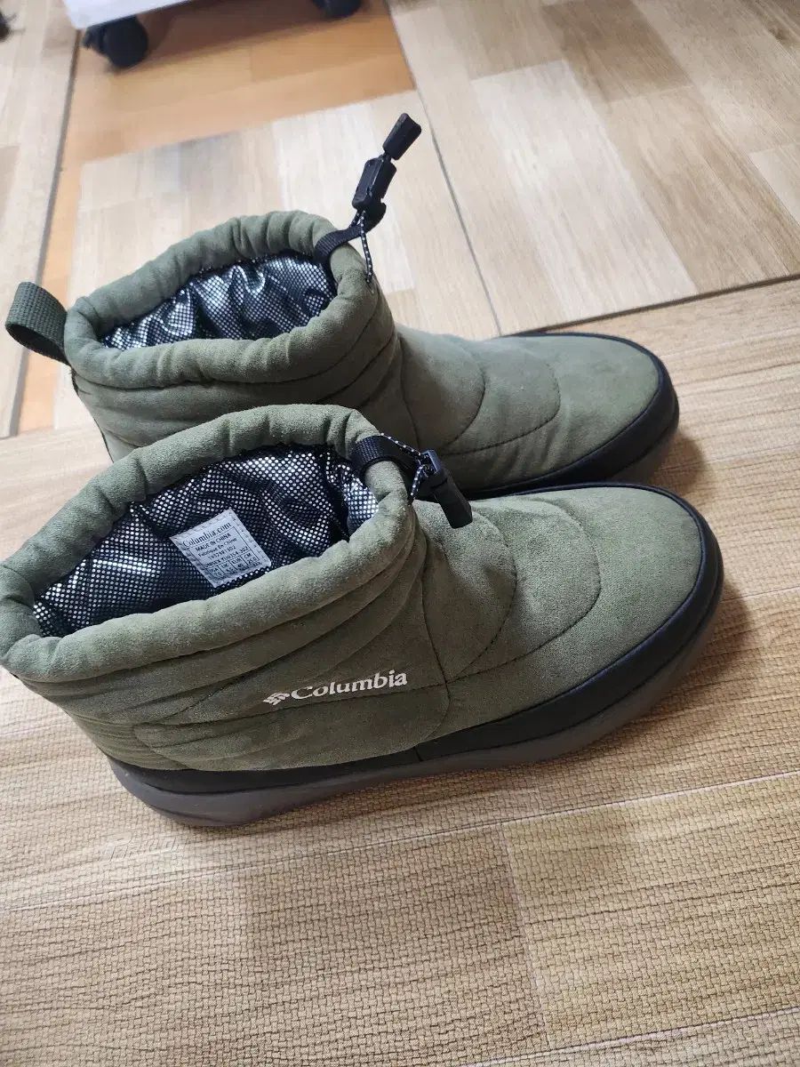 Columbia ダウン ショート ブーツ カーキ 250 サイズ